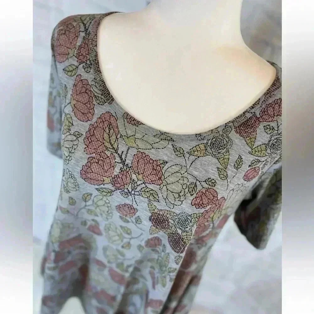 LulaRoe Perfect T‎ Swing Side Slit Tee T Shirt Womens XS Muted Gray Artsy flower